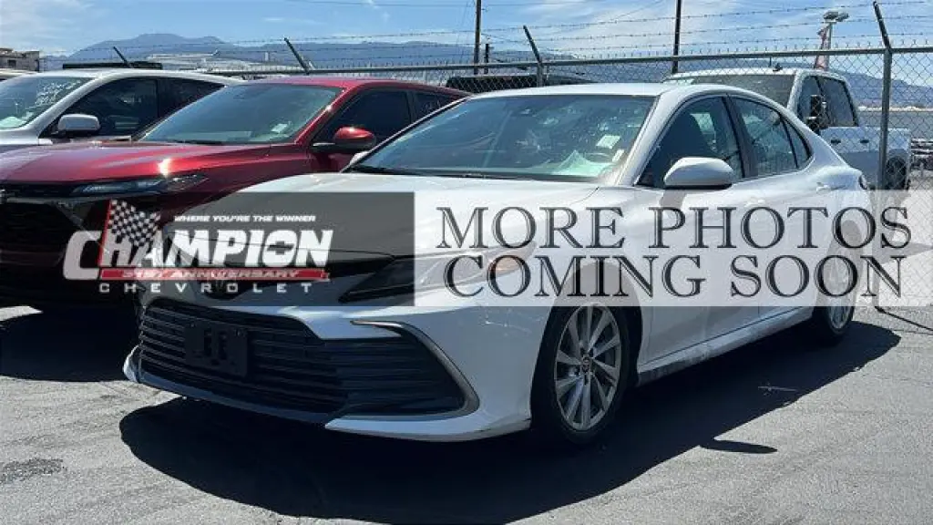 Toyota Camry 2023 LE Sedán de 4 puertas