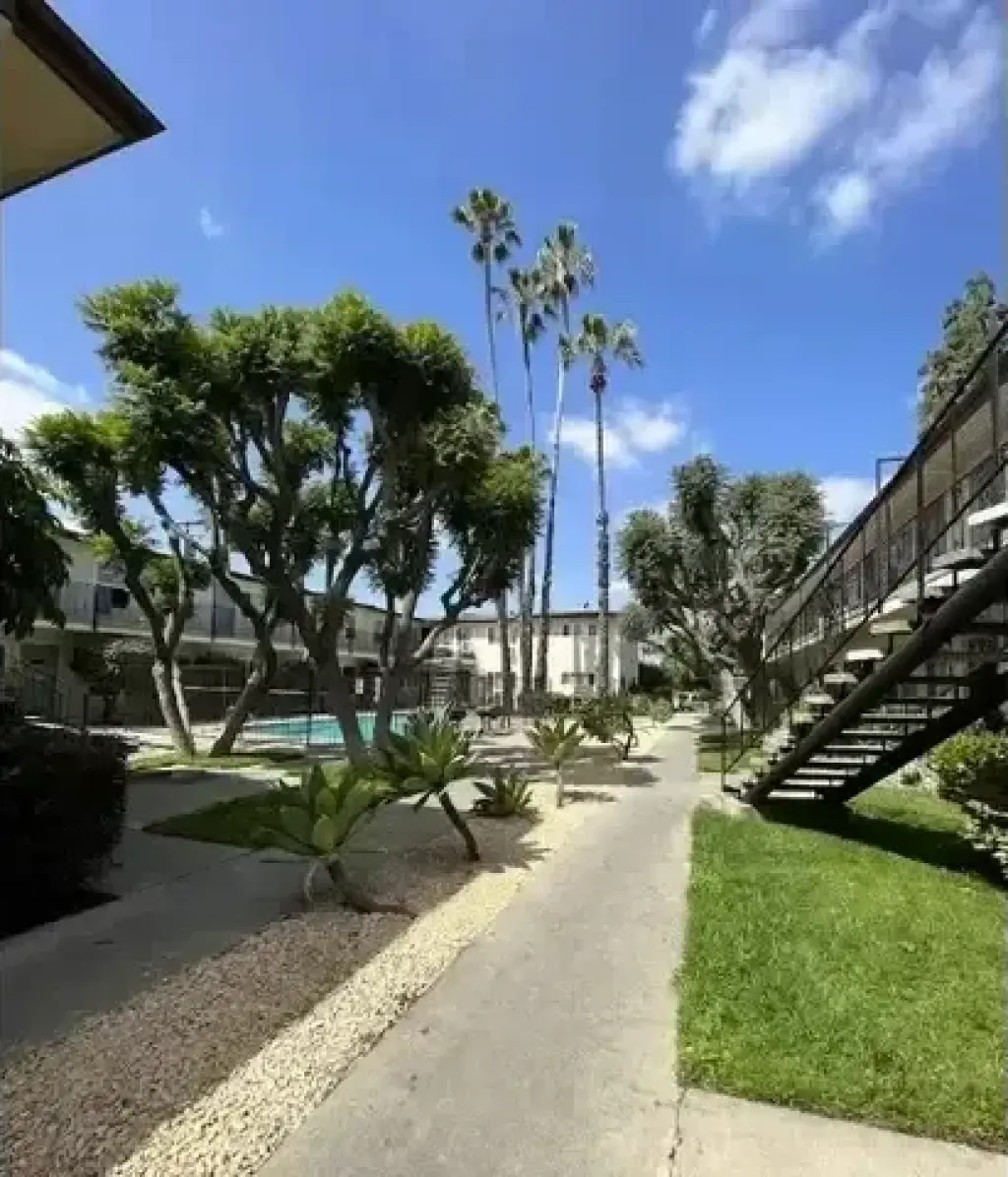 AZUSA GRANDE APTS- WEST COVINA