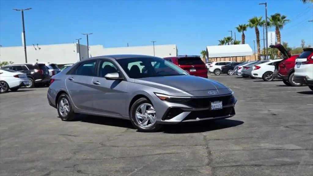 Hyundai ELANTRA 2025 SE Sedán 4p