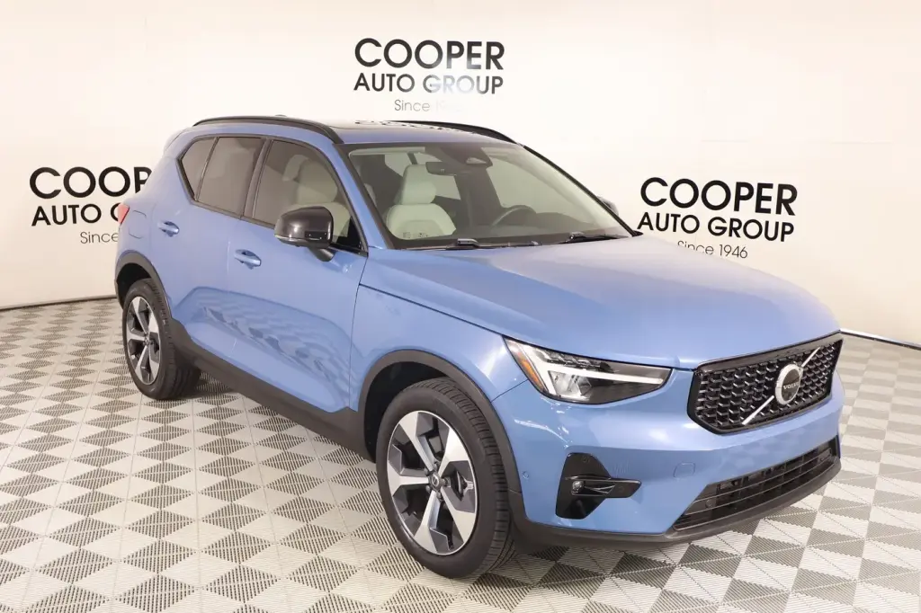 Volvo XC40 2023 AWD B5 Plus Tema Oscuro 4p SUV