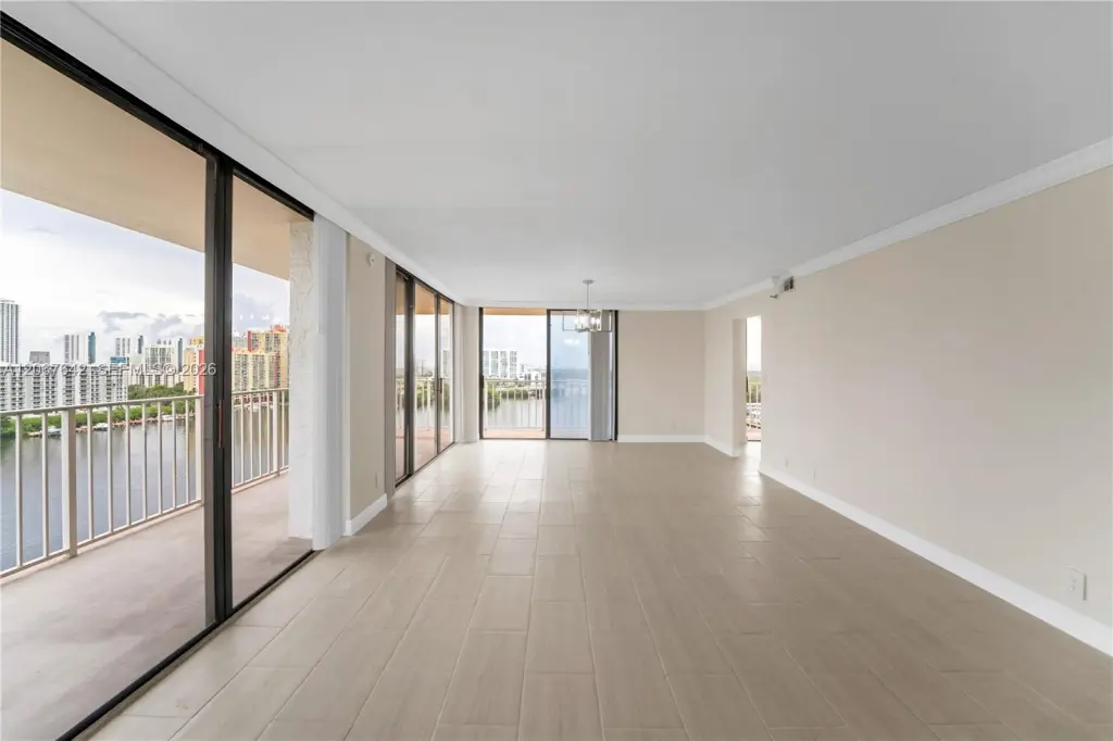 Propiedad en alquiler con 3 dormitorios y 3 baños en Sunny Isles Beach