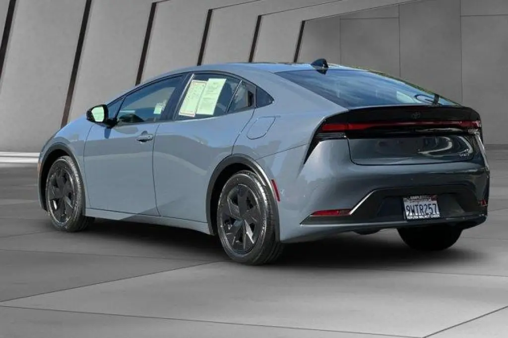Toyota Prius 2026 LE 4p Hatchback