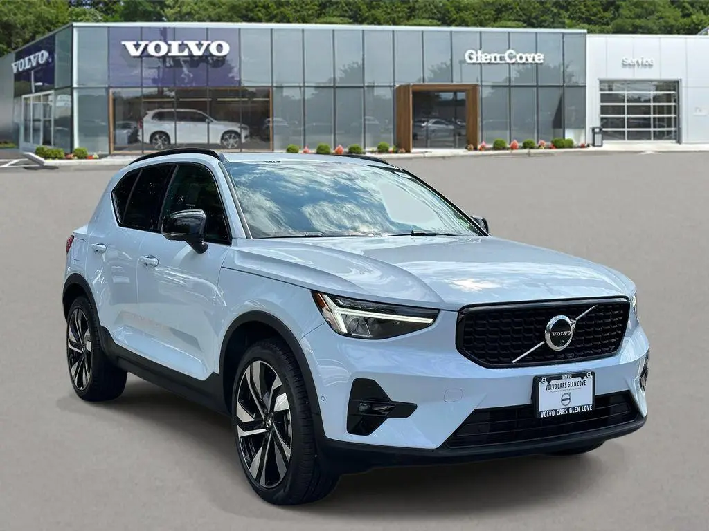 Volvo XC40 2024 AWD B5 Plus Tema Oscuro 4p SUV
