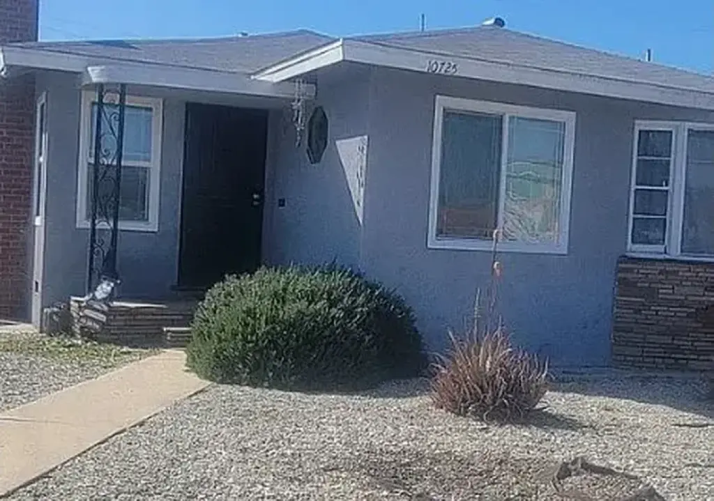 2 BEDROOM HOUSE GARAGE PARKING