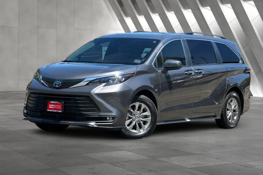 Toyota Sienna 2025 XLE Minivan de 8 Pasajeros 4 Puertas