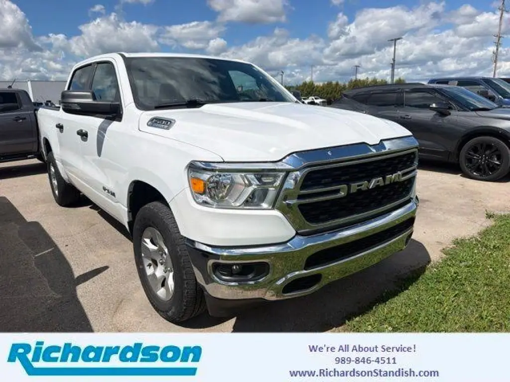 Ram 1500 2023 4x4 Big Horn Cabina Doble (Crew Cab) de 4 puertas y batea de 5.6 pies