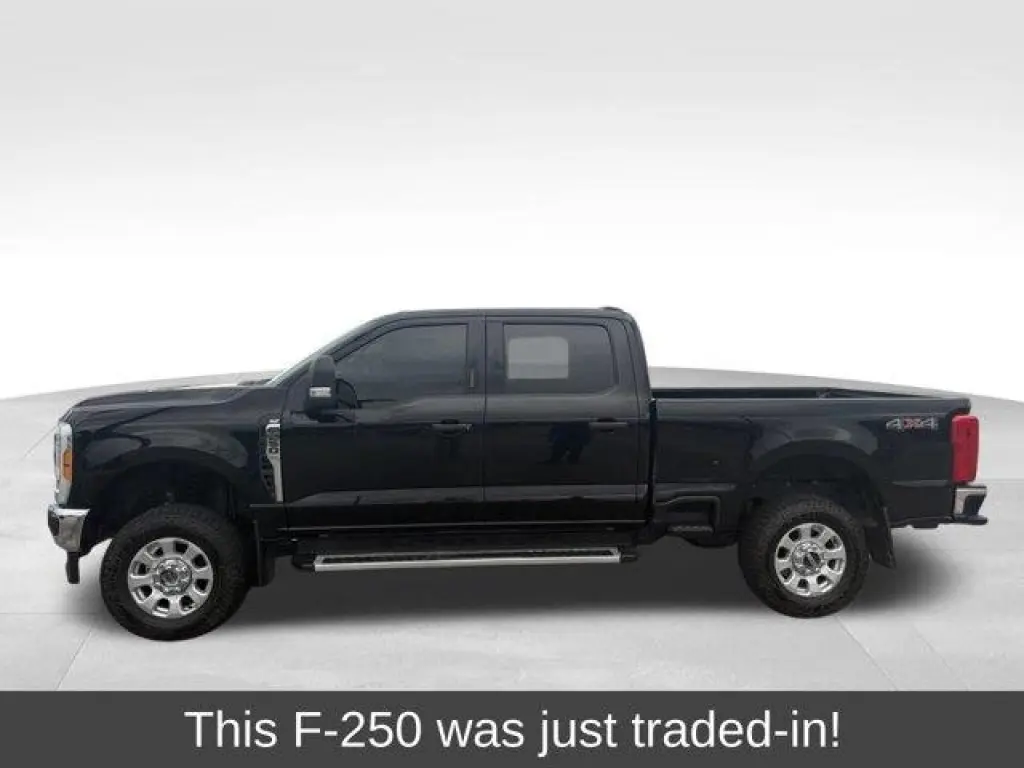 Ford F-250 Super Duty 2023 4x4 XL 4p Puerta Cuadro Crew 8 pies. Camión Ligero LB
