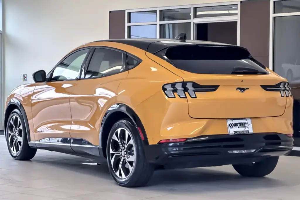 SUV Ford Mustang Mach-E Premium de 4 puertas 2023