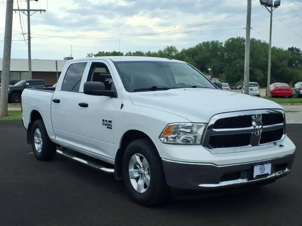 Ram 1500 Classic 2022 4x2 Tradesman 4p Cabaína Tripa 5.5 pies ST Camioneta