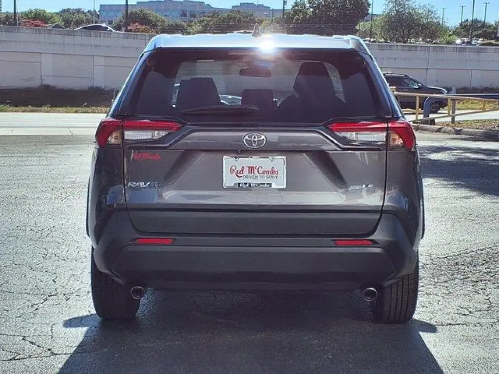 Toyota RAV4 2025 LE 4p SUV