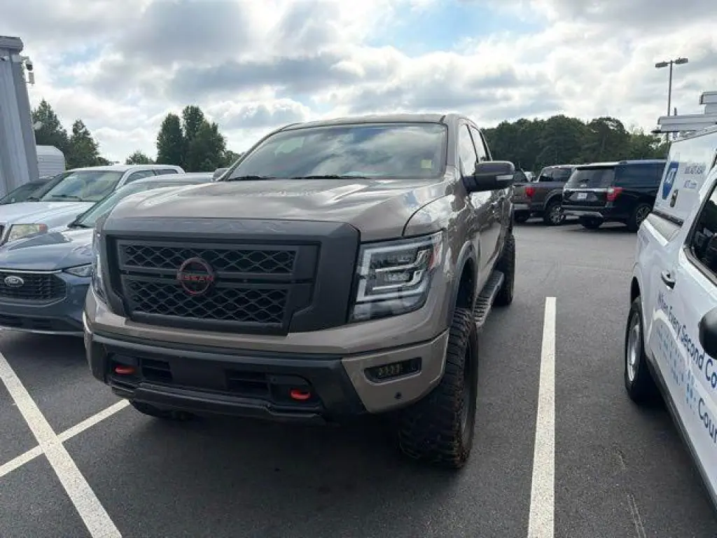 Nissan Titan 2023 4x4 PRO-4X 4dr Crew Cab 5.6 ft. SB