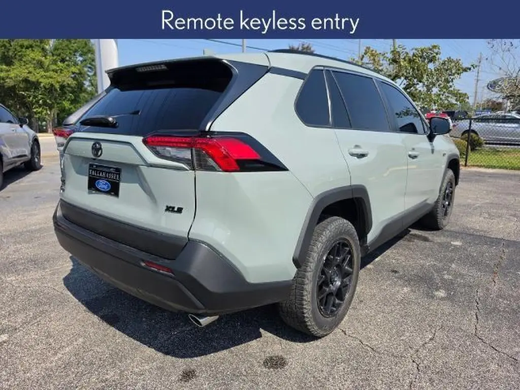 Toyota RAV4 2023 XLE 4p SUV