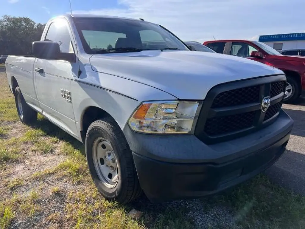 Ram 1500 Classic 2023 4x2 Tradesman 2p Cabina Regular 8 ft. LB Pickup