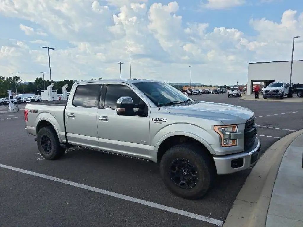 Ford F-150 2015 4x4 Platinum 4dr SuperCrew con 5.5 pies de ancho de carga.