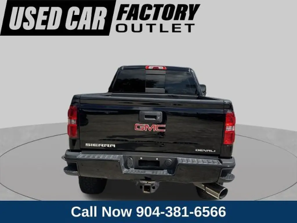 GMC Sierra 2500HD 2015 4x4 Denali cabina doble con cuatro puertas, versión Short Bed