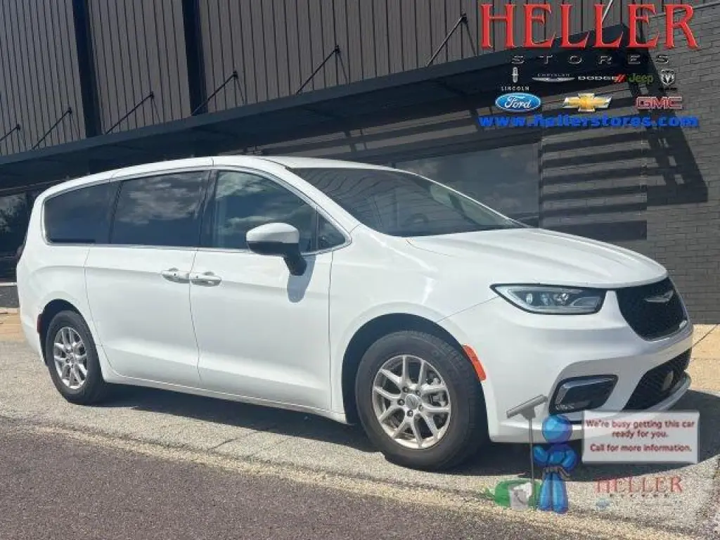 Chrysler Pacifica 2023, versión Touring L, furgoneta (minivan) de 4 puertas