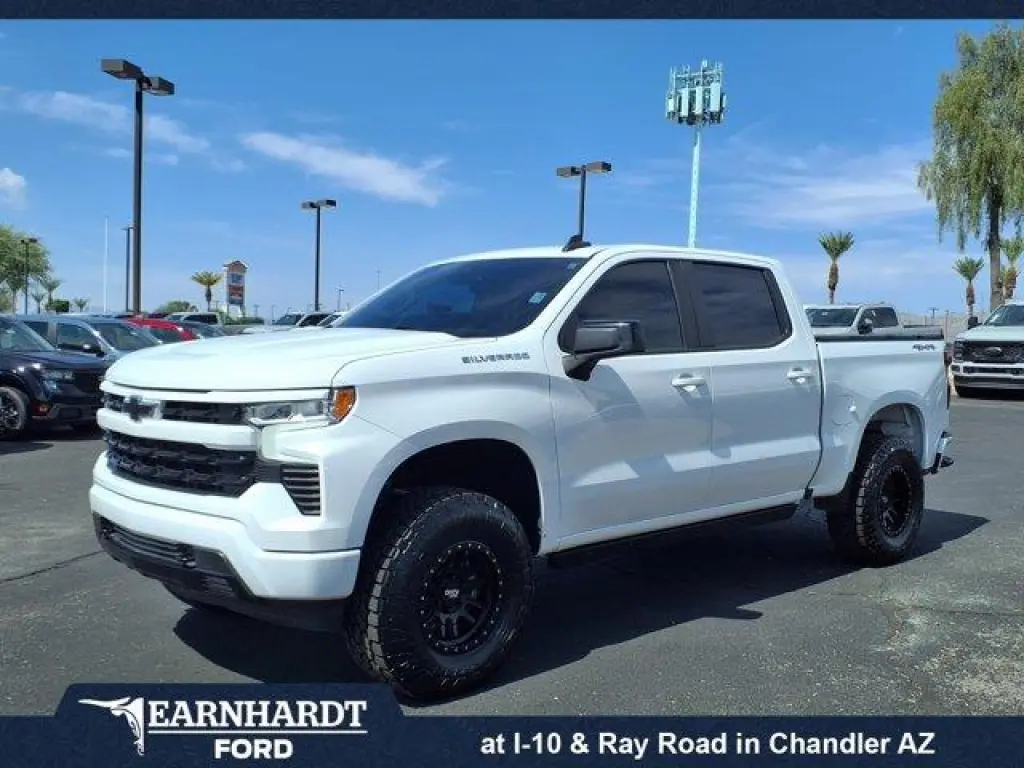 Chevrolet Silverado 1500 2022 4x4 RST 4dr Cab de Tripulación con un Piso de 5.8 pies de largo.