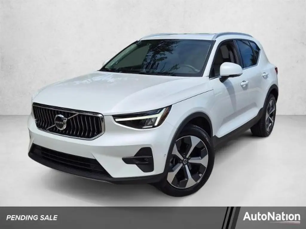 Volvo XC40 2025 Tracción integral B5 Plus Bright Theme 4dr SUV