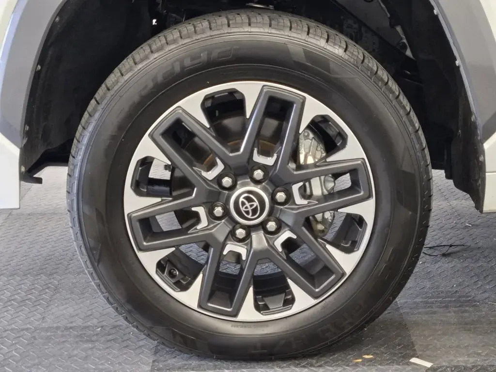 Toyota Tundra 2023 4x4 Limitado HV 4dr CrewMax Cab Pickup SB