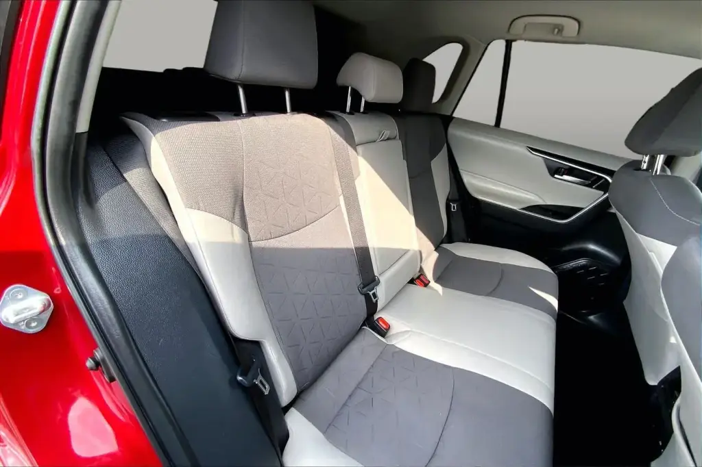 Toyota RAV4 2024 XLE SUV de 4 puertas