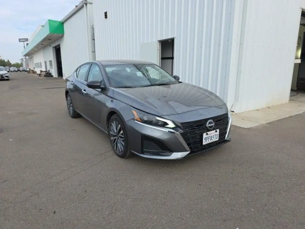 Sedán de 4 puertas Nissan Altima 2.5 SV 2025