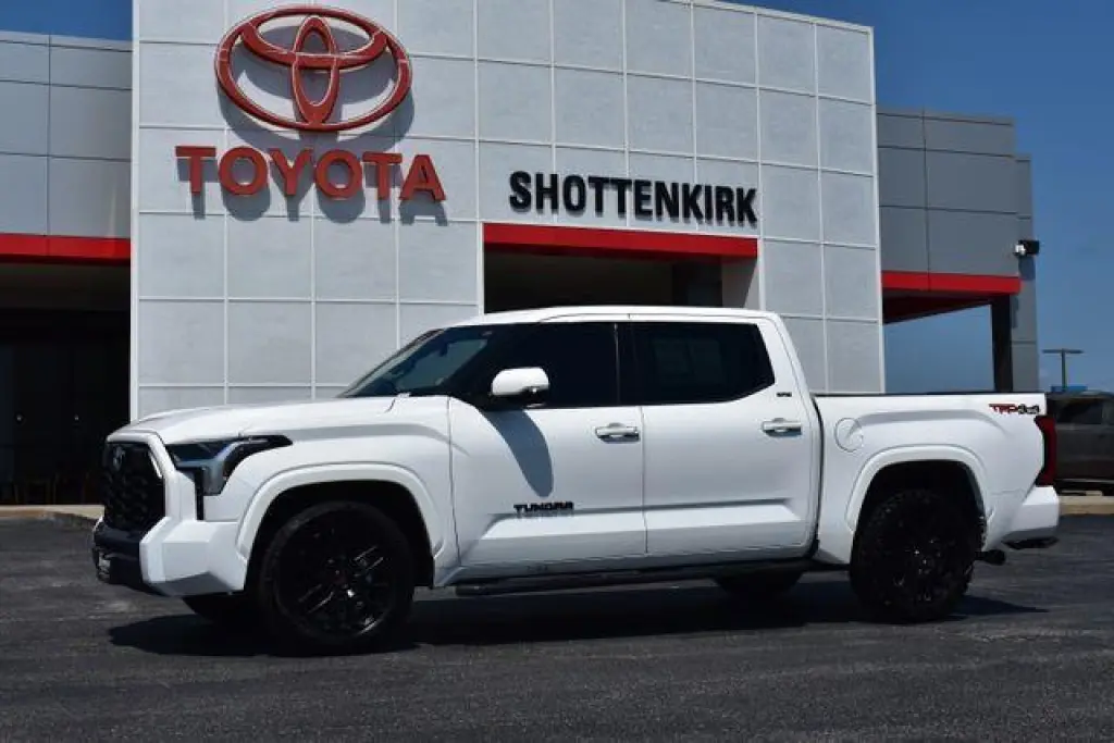 Toyota Tundra 2023 4x4 SR5 4dr CrewMax Cab Pickup SB