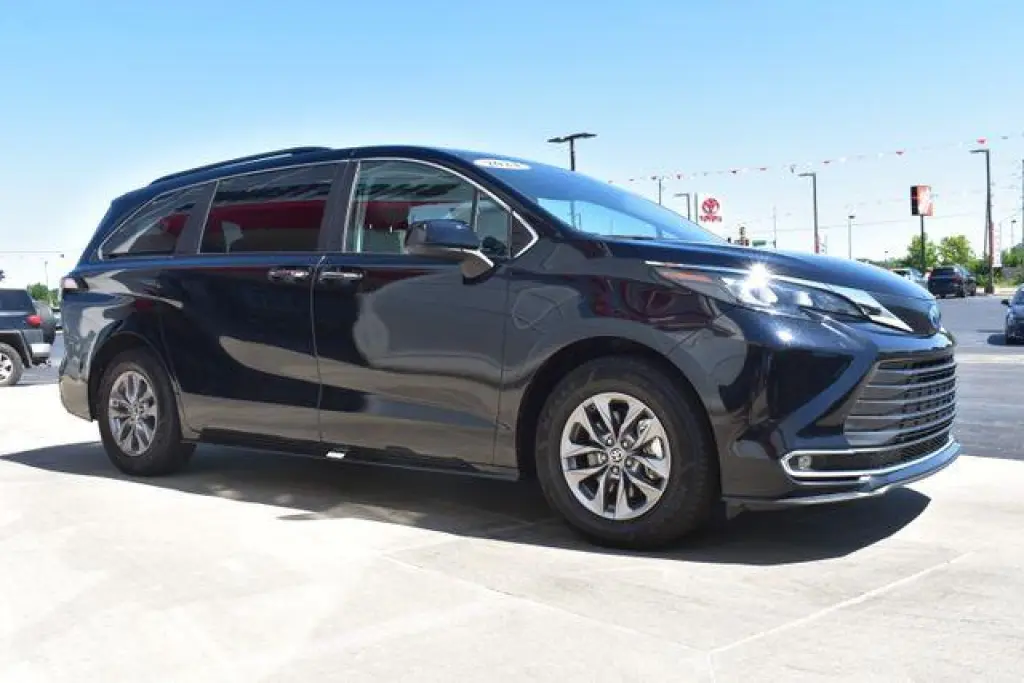 Toyota Sienna 2024 XLE 8-Pasajeros 4p Mini-Van