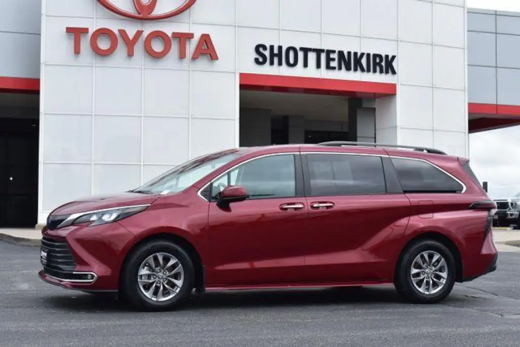 Toyota Sienna 2024 XLE 8-Pasajeros 4p Mini-Van