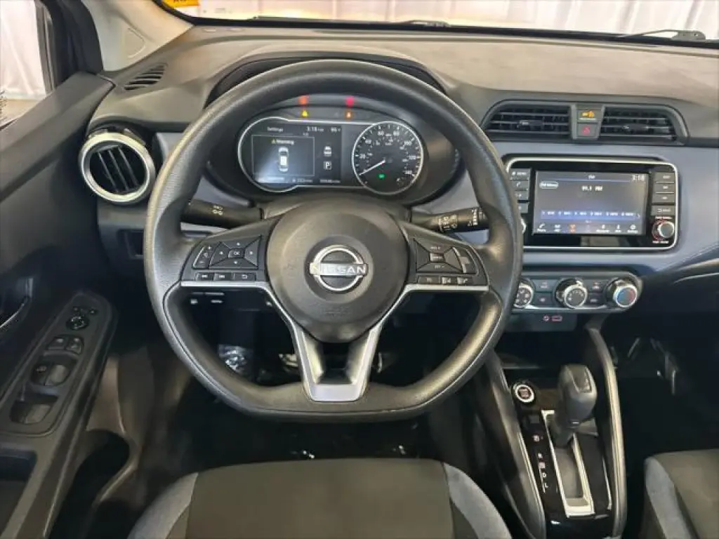 Sedán Nissan Versa 2024 SV de 4 puertas