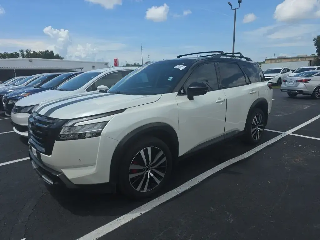Nissan Pathfinder 2023 Platino 4p SUV