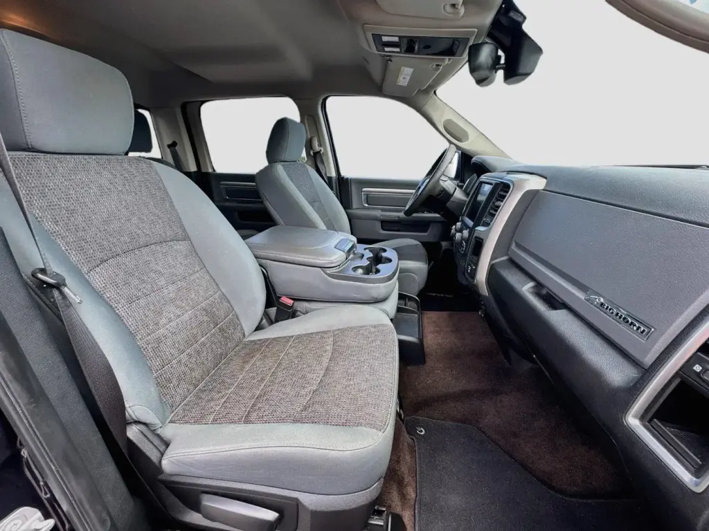 Ram 1500 2017 4x4 Big Horn 4p Cabina Tripla 6,3 pies ST Camioneta