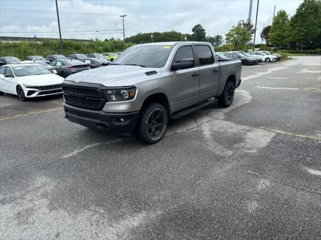 Ram 1500 2023 4x4 Tradesman 4 puertas Crew Cab pickup con tolva de 5.6 pies