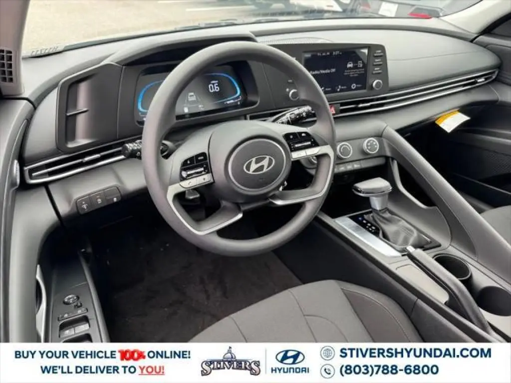 Hyundai ELANTRA 2026 SE Sedán de 4 puertas