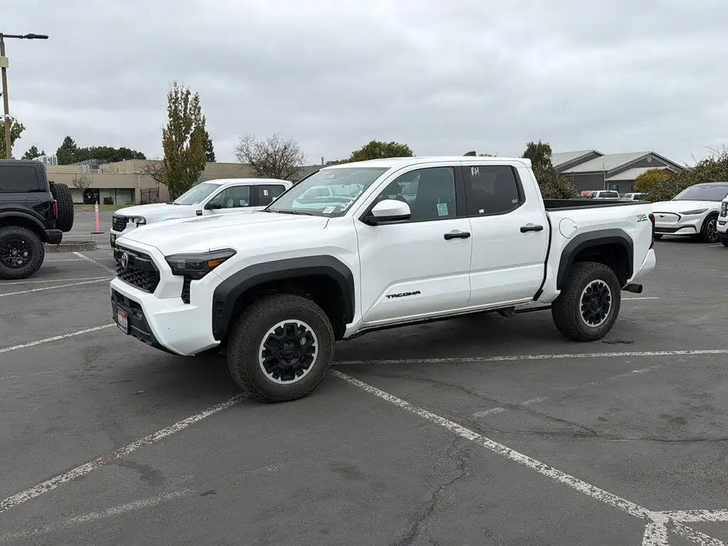 Toyota Tacoma 2024 4x4 SR5 4dr Double Cab 5.0 ft SB