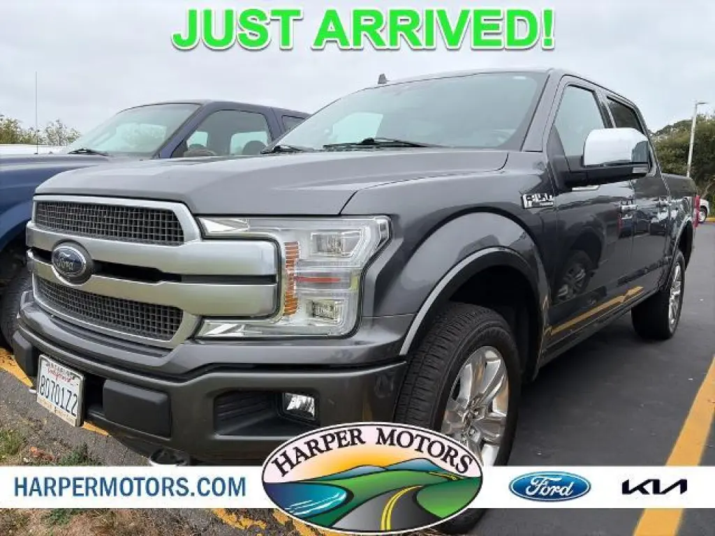 Ford F-150 2020 4x4 Platinum 4dr SuperCrew con remolque de 5.5 ft. SB