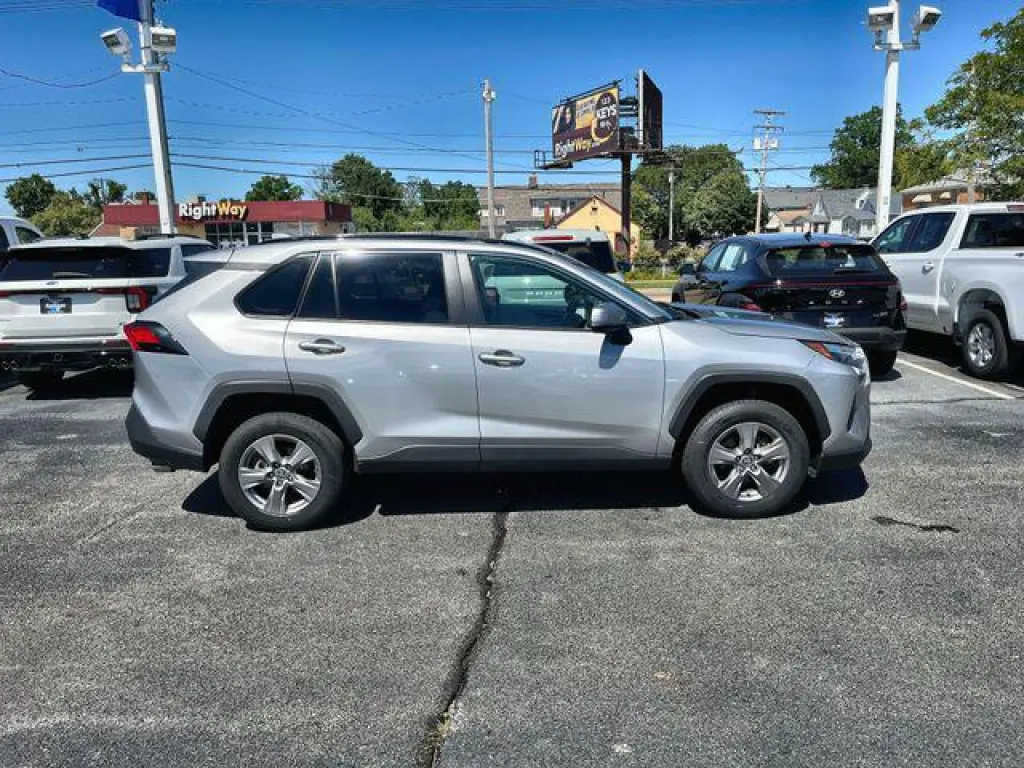 Toyota RAV4 2024 XLE SUV 4 puertas