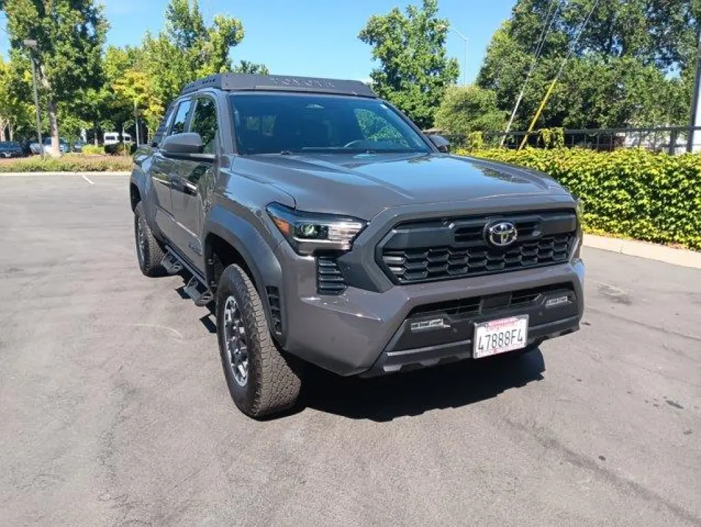 Toyota Tacoma 2024 4x4 SR5 4dr Double Cab 5.0 ft SB