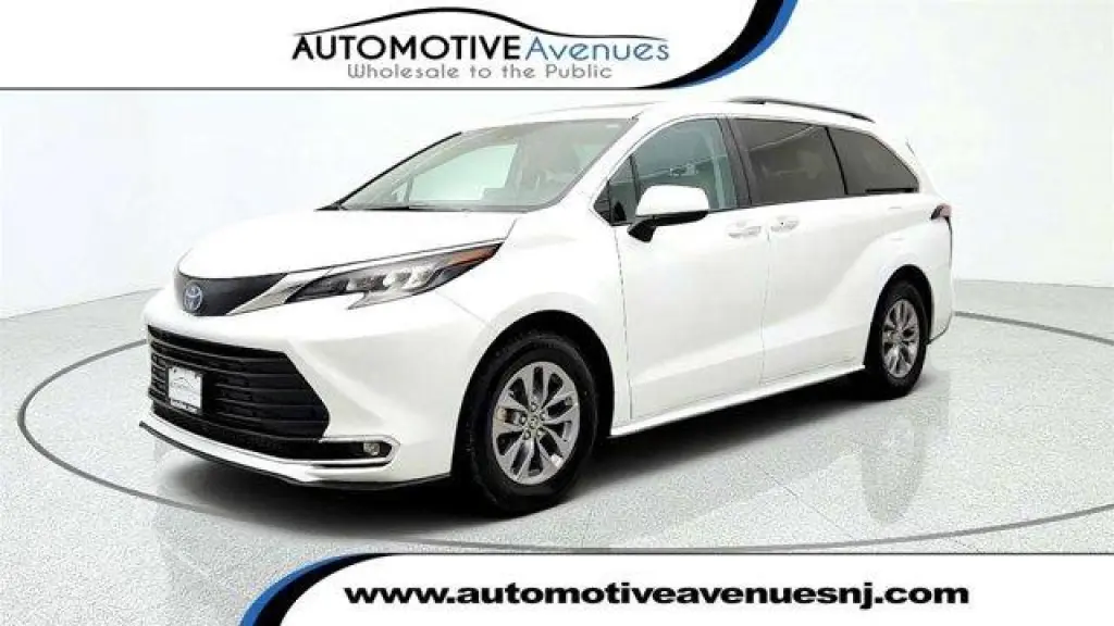 Toyota Sienna 2024 XLE 8-Pasajeros 4p Mini-Van