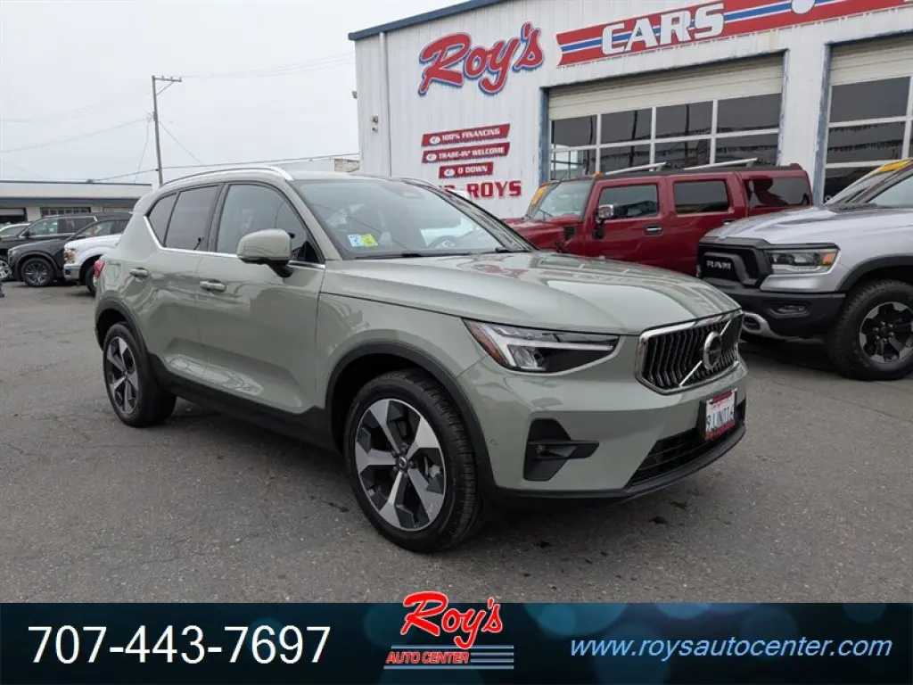 2024 Volvo XC40 B5 Plus Bright Theme