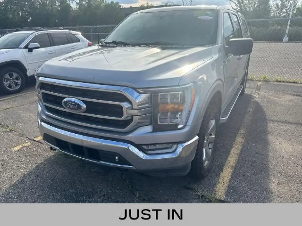 Ford F-150 2022 4x4 XLT 4p SuperCrew 5.5 ft. SB plateado metálico CARFAX de un solo propietario. Limpio CARFAX. 19/24 MPG ciudad/carretera 2022 Ford F-150 XLT 4WD 10-Velocidades Automática 2.7L EcoBoost V6 4WD.