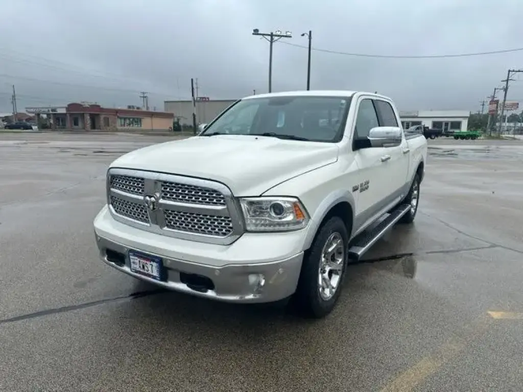Ram 1500 2017 4x4 Laramie Cabina y Plataforma de 4 Puertas 5.5 pies de Caja Extendida