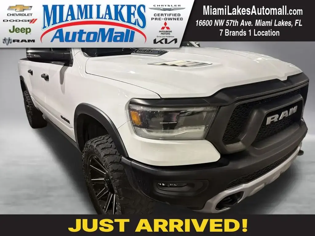 Camioneta Ram 1500 2023 4x4 Rebel de 4 puertas, cabina doble (Crew Cab) y caja corta de 5.6 pies