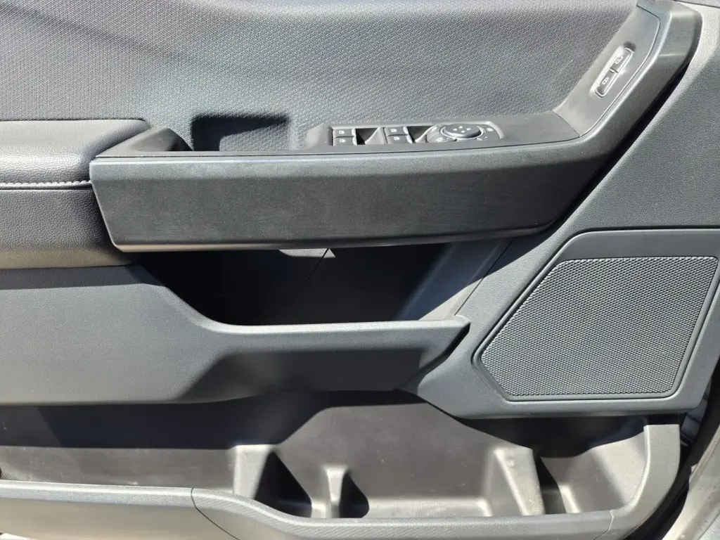 Ford F-150 2023 4x4 XL 4dr SuperCrew con cabina de 6.5 pies de largo.
