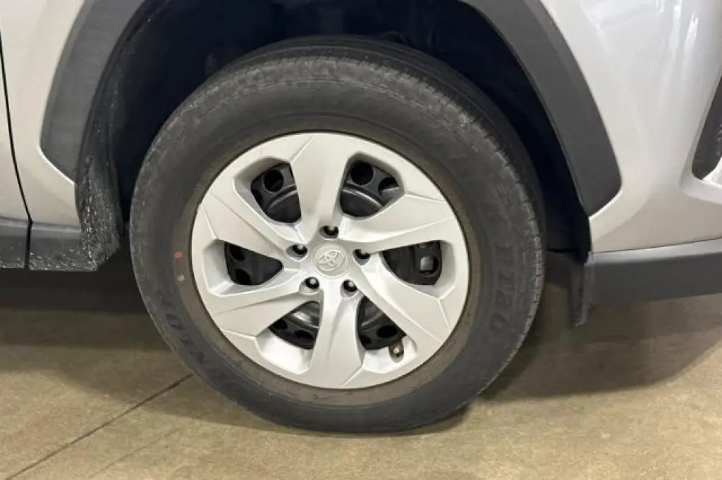 Toyota RAV4 2025 AWD LE 4p SUV