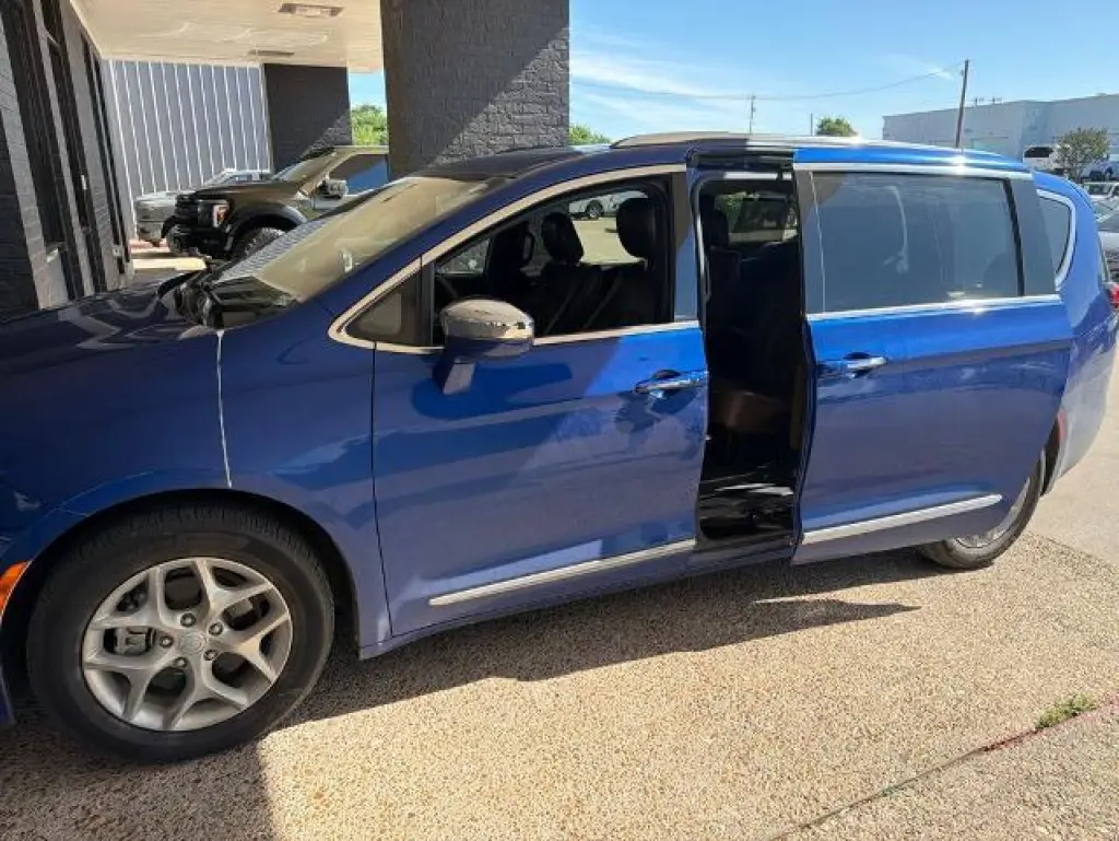 Chrysler Pacifica 2020 Limited Red S 4dr Mini-Van