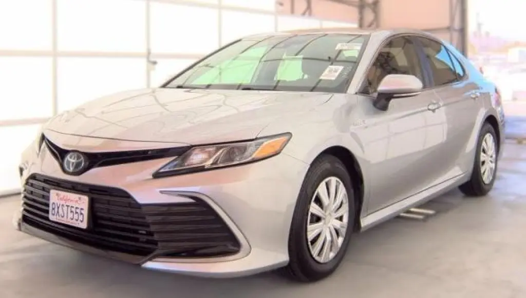 Toyota Camry Híbrido 2021 LE 4p Sedán