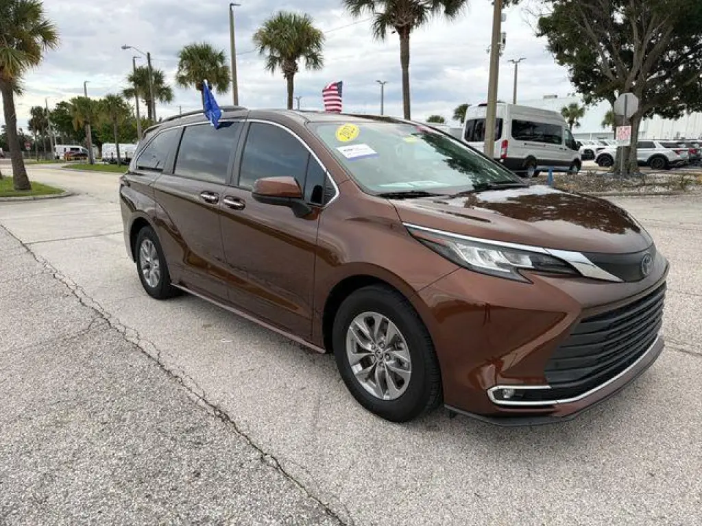 Toyota Sienna 2022 XLE 8-Pasajeros 4p Mini-Van