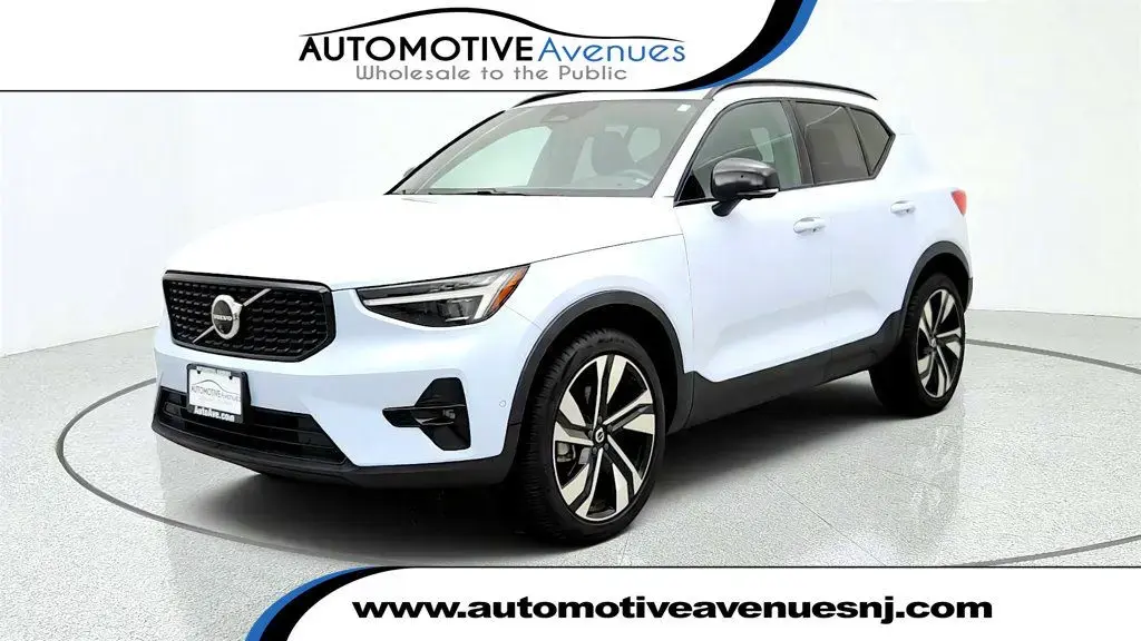 Volvo XC40 2024 AWD B5 Plus Tema Oscuro 4p SUV