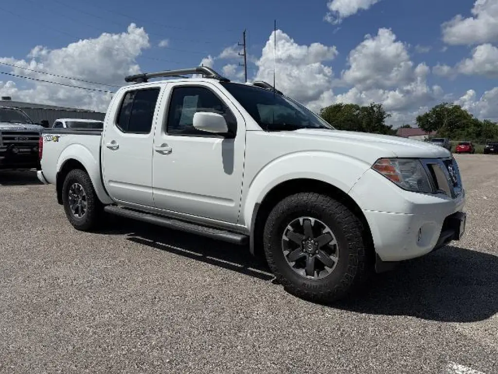 Nissan Frontier 2015 4x4 PRO-4X 4dr Crew Cab 5 ft. SB Pickup 6M