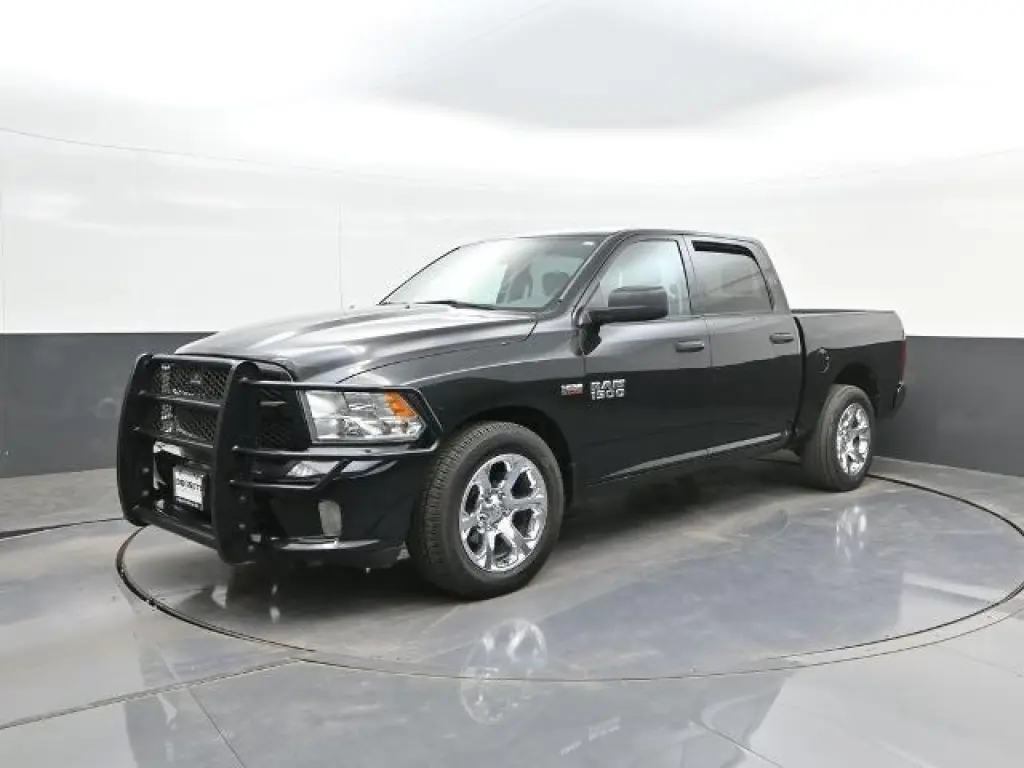 Ram 1500 2017 4x2 Express 4dr Crew Cab 5.5 ft. SB Pickup